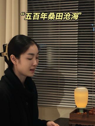 자전거를 타고 붉은 깃발이 조국 위로 펄럭이게 하다