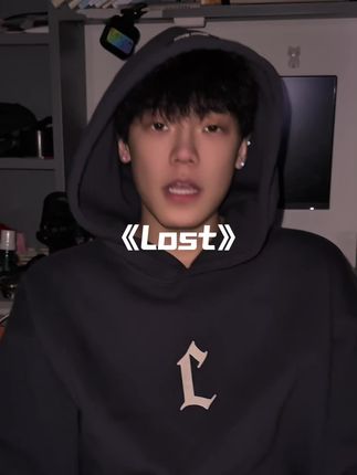 붉은 옷으로 갈아입고 조국의 생일을 축하하다